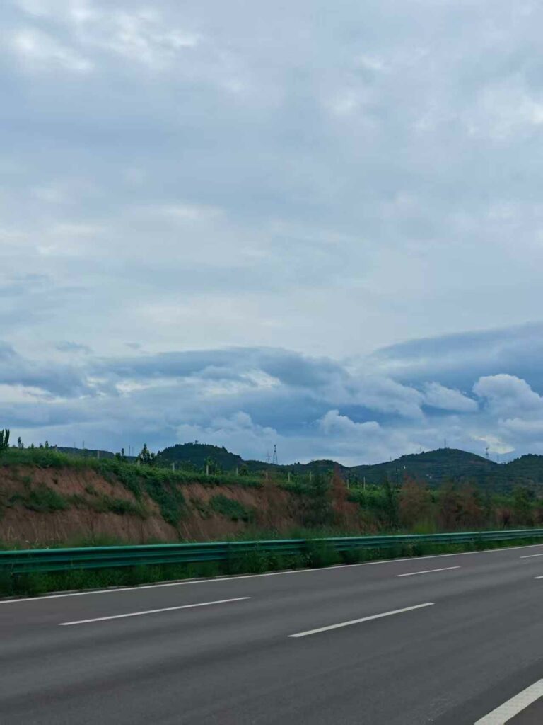 「尘中闲话」| 仙气飘飘的清晨，我在山村里“修”了场AI道